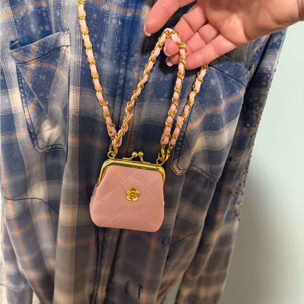 MINI KISS LOCK Pink Quilted handle chain gold tone or crossbody chain! 💓 - Picture 3 of 6